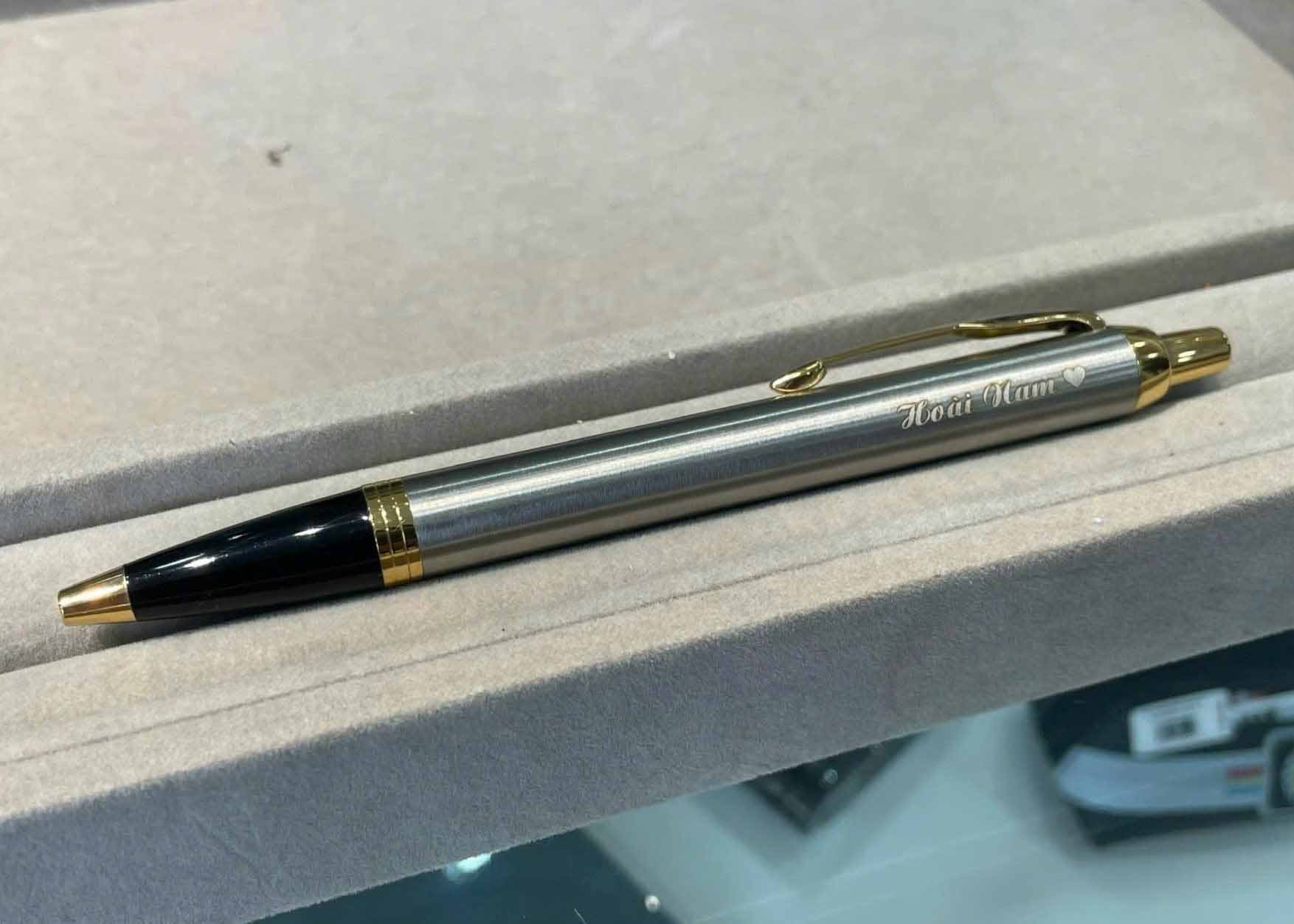 Bút bi Parker IM 2017 Brushed Metal GT Ballpoint Pen 1931670 7 Bút bi Parker Sonnet Red Lacquer GT Ballpoint Pen 1931476