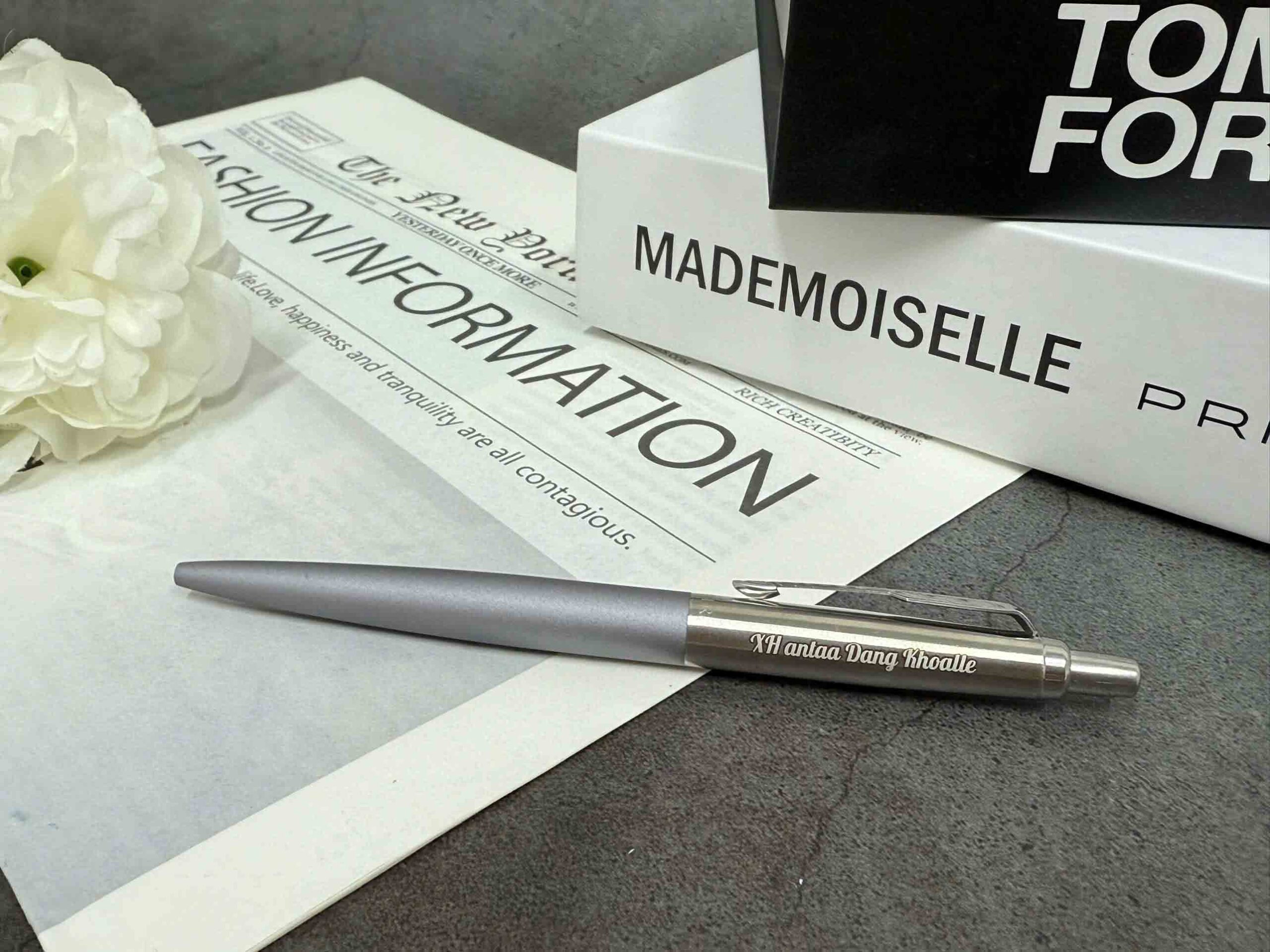 Bút bi Parker Jotter XL Matte Grey Ballpoint Pen 2068360 5 Bút dạ bi Parker IM Monochrome Gun Metal Rollerball 2172960