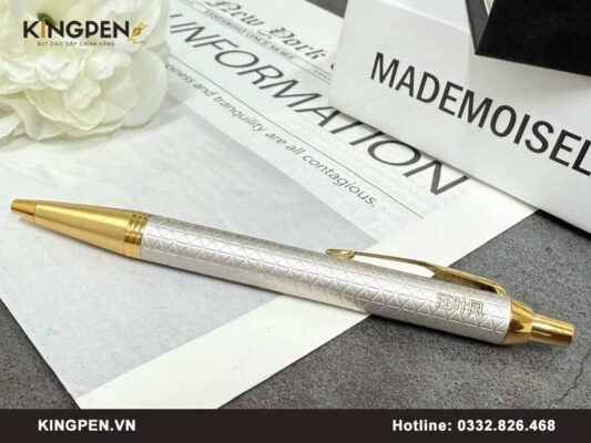 Mua quà tặng sếp nữ