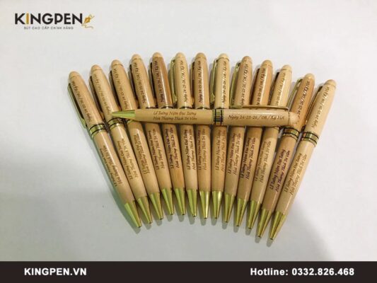 Hình ảnh của bút gỗ khắc tên